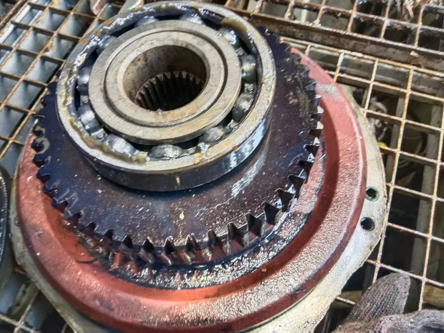 Replace the oil pump motor of the crane